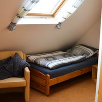 Bett mit Sessel im Einzelbetten-Zimmer